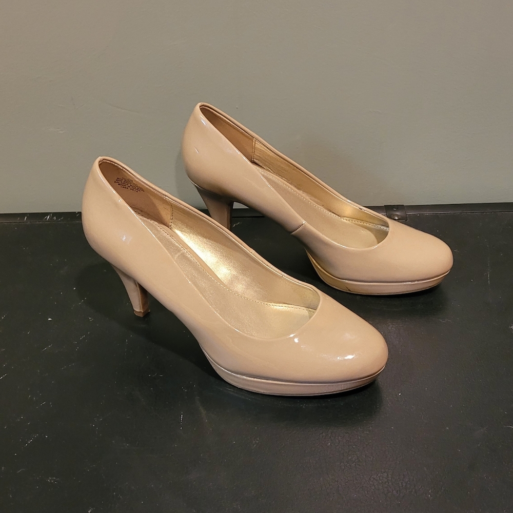 Bandolino Tan‎ Closed Toe Pumps